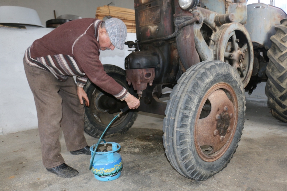 68 yıllık traktörü 50 bin avroya satıyor 2