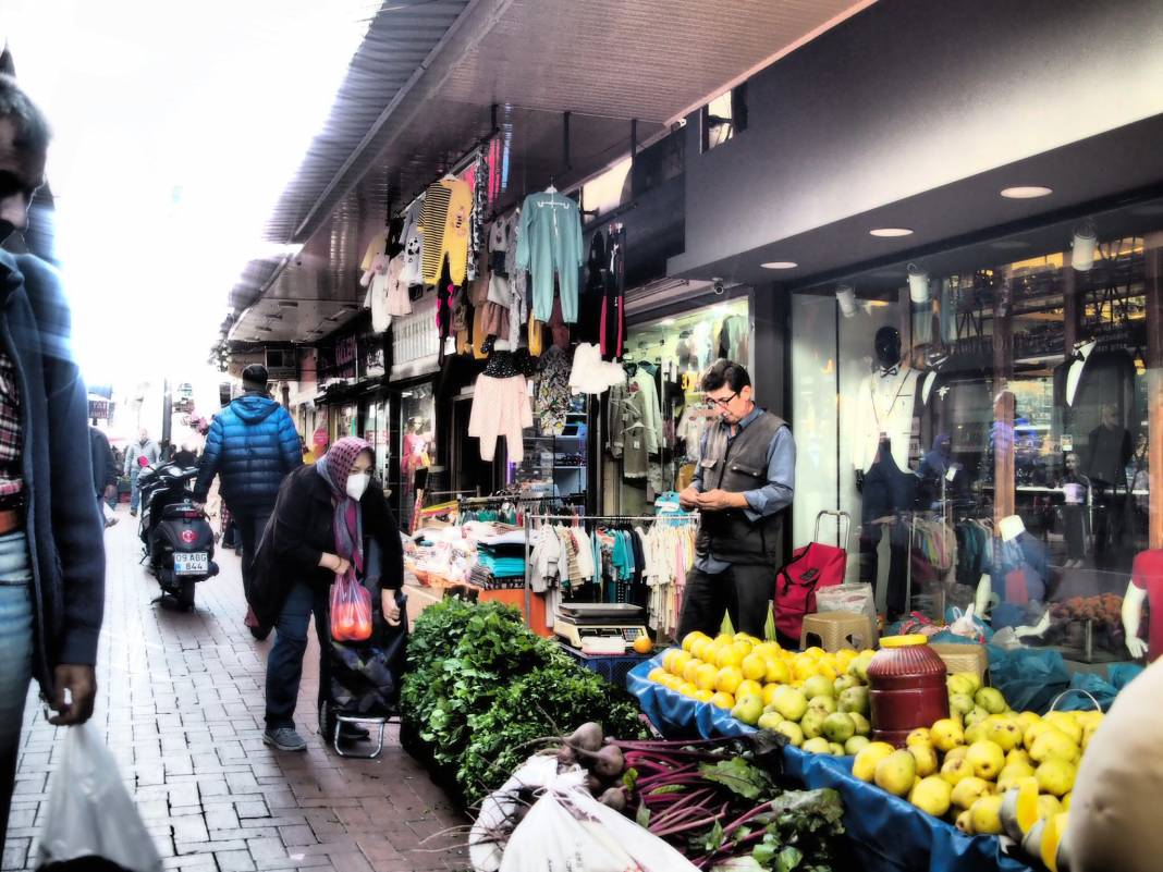 Perşembe pazarında anlık sebze ve meyve fiyatları 2