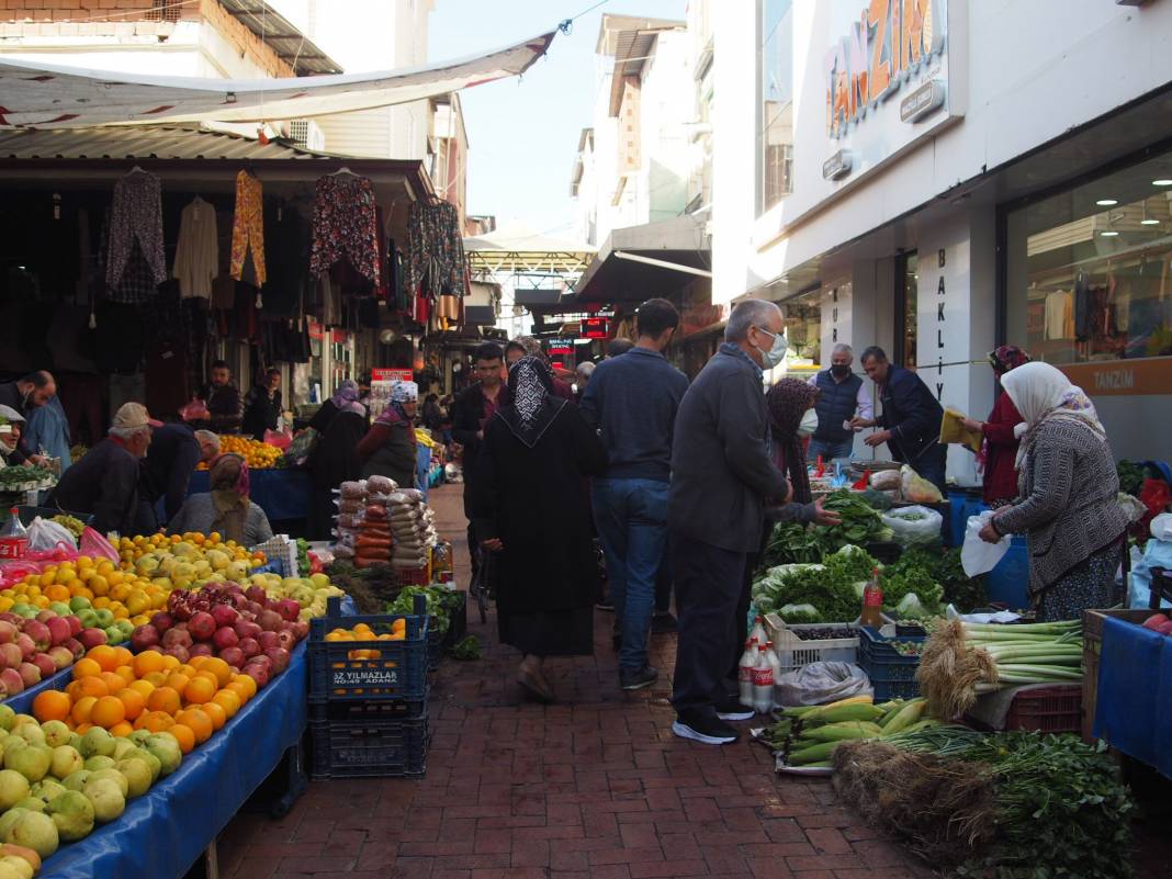 Perşembe pazarında anlık sebze ve meyve fiyatları 8