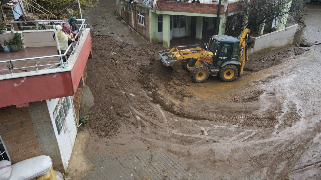 Başkan Özcan’dan afet bölgelerine anında müdahale 12