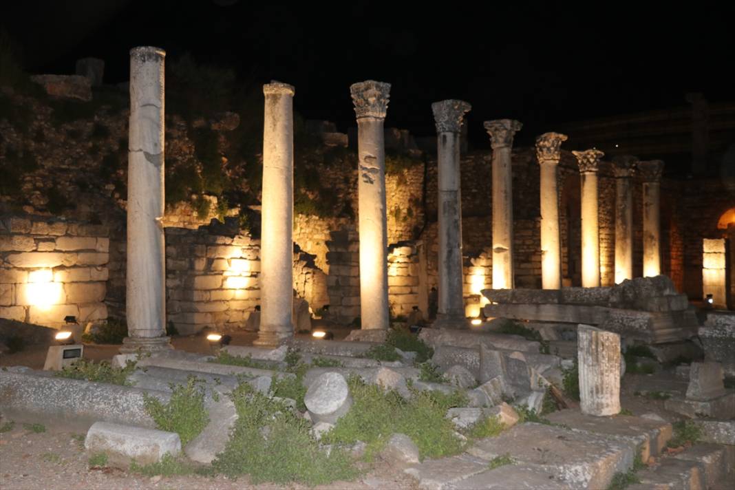 Efes Antik Kenti'nde gece müzeciliğine yoğun ilgi! Gece 12'ye kadar ziyaretçi kabul ediyor 1