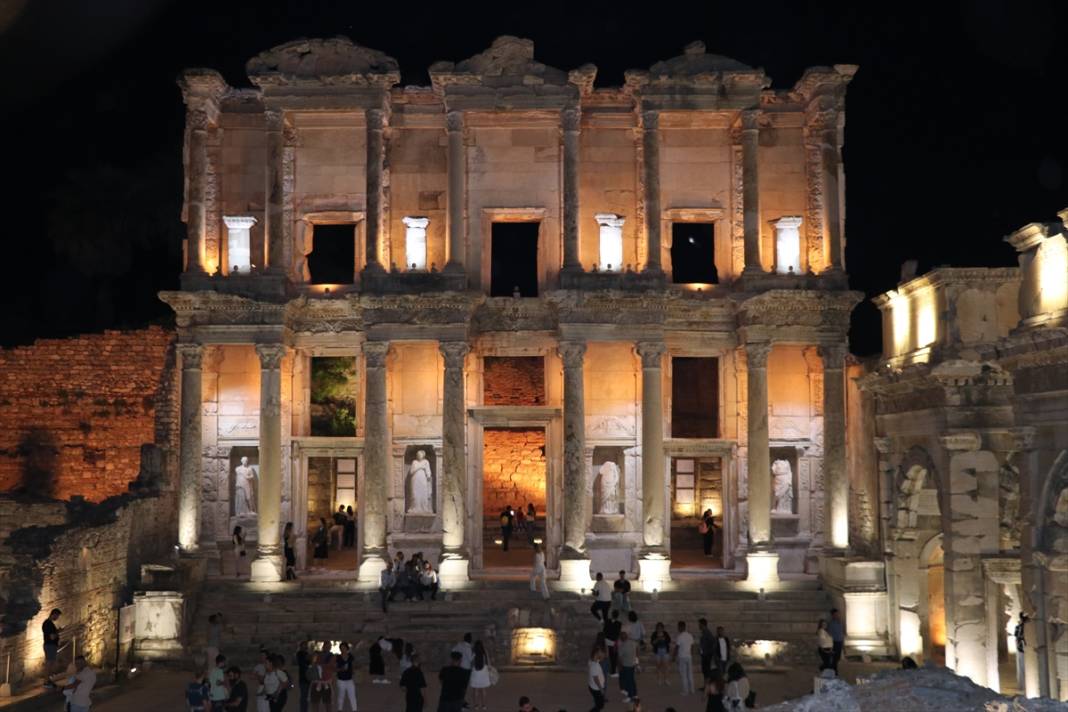 Efes Antik Kenti'nde gece müzeciliğine yoğun ilgi! Gece 12'ye kadar ziyaretçi kabul ediyor 2