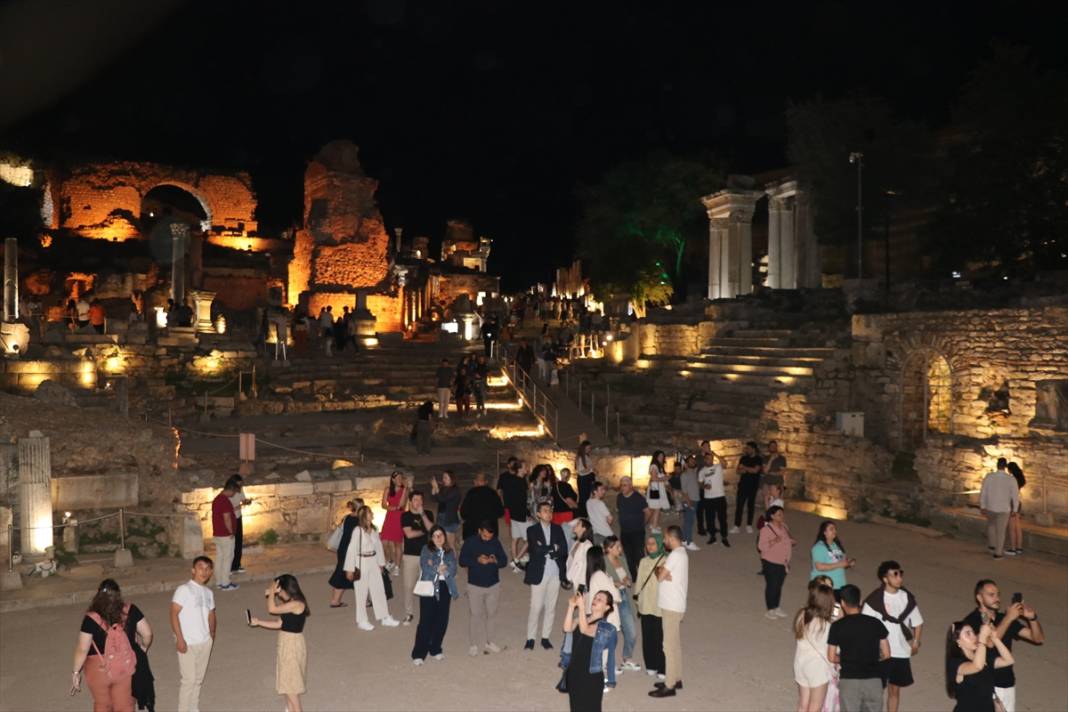 Efes Antik Kenti'nde gece müzeciliğine yoğun ilgi! Gece 12'ye kadar ziyaretçi kabul ediyor 4