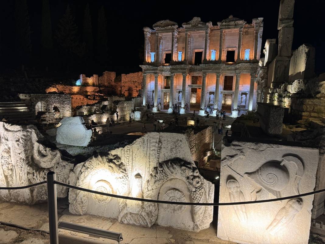 Efes Antik Kenti'nde gece müzeciliğine yoğun ilgi! Gece 12'ye kadar ziyaretçi kabul ediyor 5