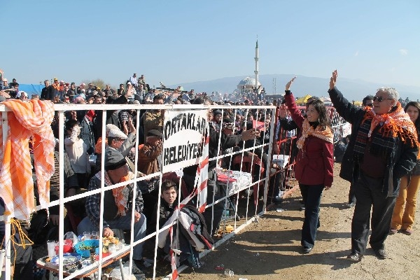 CHP’Lİ ERKUT’UN ELİNİ SIKMAK İÇİN YARIŞTILAR 10