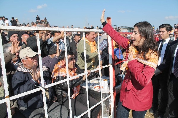 CHP’Lİ ERKUT’UN ELİNİ SIKMAK İÇİN YARIŞTILAR 15