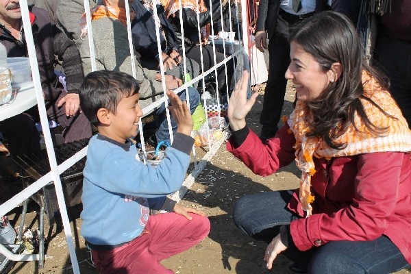 CHP’Lİ ERKUT’UN ELİNİ SIKMAK İÇİN YARIŞTILAR 17