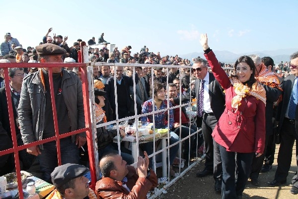 CHP’Lİ ERKUT’UN ELİNİ SIKMAK İÇİN YARIŞTILAR 22