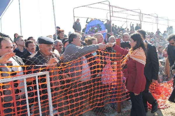 CHP’Lİ ERKUT’UN ELİNİ SIKMAK İÇİN YARIŞTILAR 24