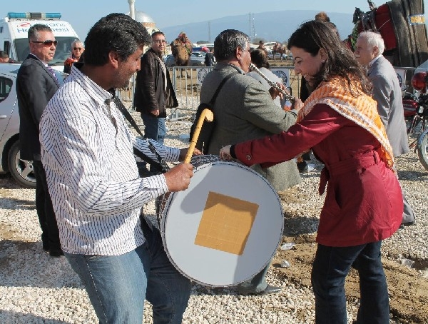 CHP’Lİ ERKUT’UN ELİNİ SIKMAK İÇİN YARIŞTILAR 29