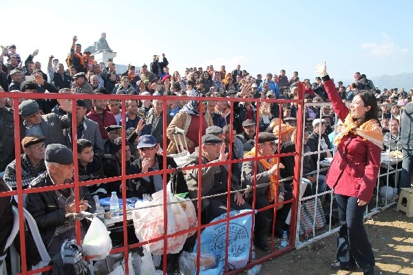 CHP’Lİ ERKUT’UN ELİNİ SIKMAK İÇİN YARIŞTILAR 3