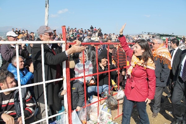 CHP’Lİ ERKUT’UN ELİNİ SIKMAK İÇİN YARIŞTILAR 6