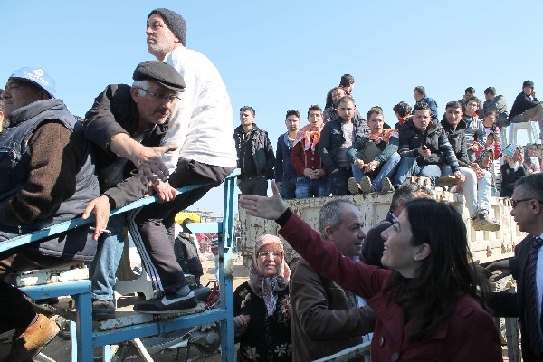 CHP’Lİ ERKUT’UN ELİNİ SIKMAK İÇİN YARIŞTILAR 7