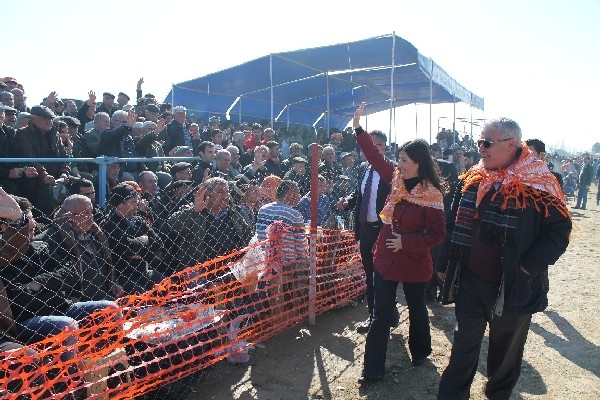 CHP’Lİ ERKUT’UN ELİNİ SIKMAK İÇİN YARIŞTILAR 8