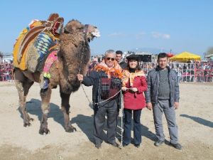 CHP’Lİ ERKUT’UN ELİNİ SIKMAK İÇİN YARIŞTILAR