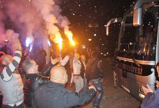 NAZ-NAZ ‘ŞAMPİYON’ GİBİ KARŞILANDI 7