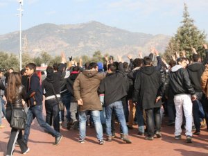 ADÜ’de Karşıt Görüşlü Öğrenciler Arasında Arbede Yaşandı