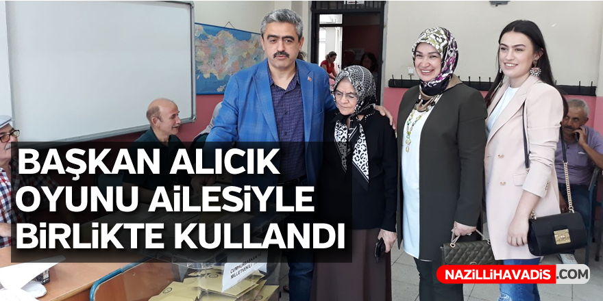 Başkan Alıcık oyunu ailesiyle birlikte kullandı