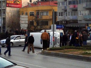 Öğrenci Servisi Devrildi: 2 Yaralı