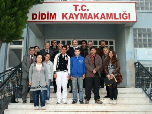 Didimli Okçular, Kaymakam Emiroğlu'na Plaket Verdi