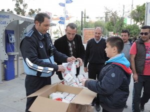 Kuşadası Belediyesi, Vatandaşlara Kandil Simidi Dağıttı