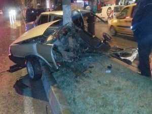 Ağaca Çarpan Araç İkiye Bölündü