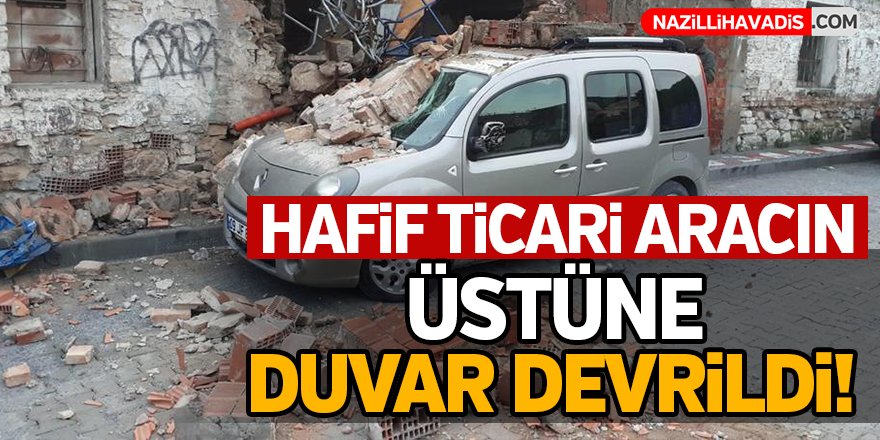 Hafif ticari aracın üstüne duvar devrildi