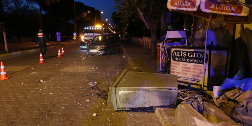 Nazilli'de kontrolden çıkan otomobil trafoya çarptı