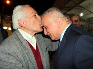 Aydınlılar Ali Uzunırmak'ı Alnından Öptü
