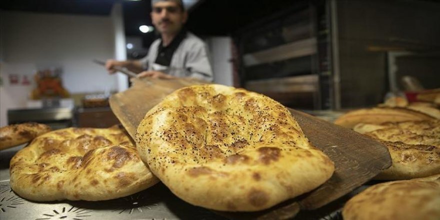 NAZİLLİ'DE SICAK PİDE KUYRUĞU!