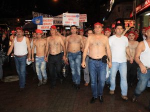 Sağanak Yağmur Altında Yarı Çıplak Eylem