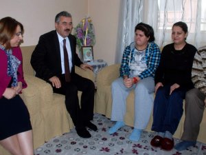 Vali Hasta Öğrencilerin Karnesini Evlerine Götürdü