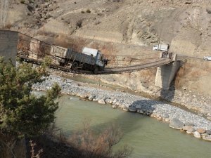 Kömür Yüklü Kamyon Asma Köprüden Geçti