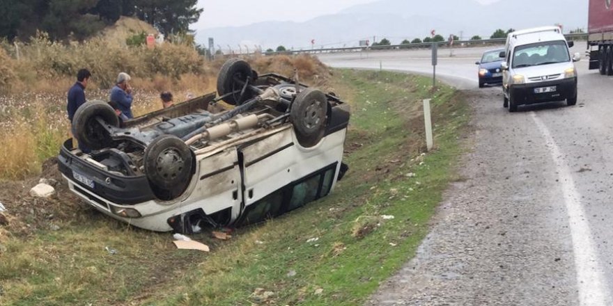 Minibüs kayganlaşan yolda şarampole devrildi