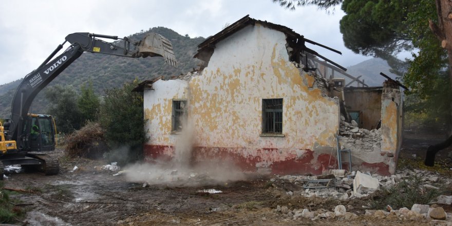 70 yıllık okul binası yıkıldı... Belediye bölgeye park yapacak