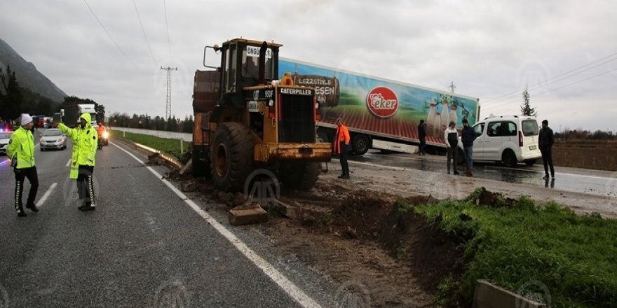 Manisa-Turgutlu kara yolu kaza nedeniyle 1.5 saat ulaşıma kapalı kaldı