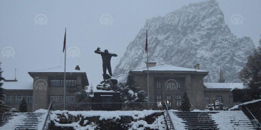 Afyonkarahisar'da Yoğun Kar Yağışı Hayatı Olumsuz Etkiledi