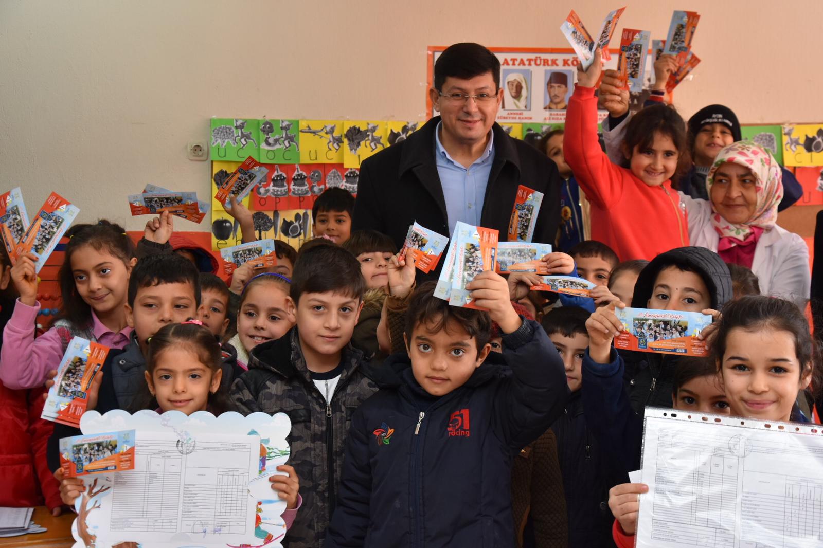 Başkan Özcan’dan çocuklara karne hediyesi...