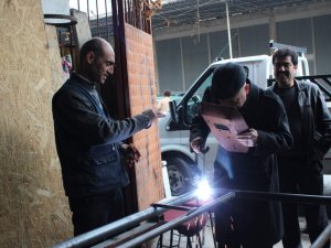 Pekgüzel, Sanayi'de Kaynak Yaptı