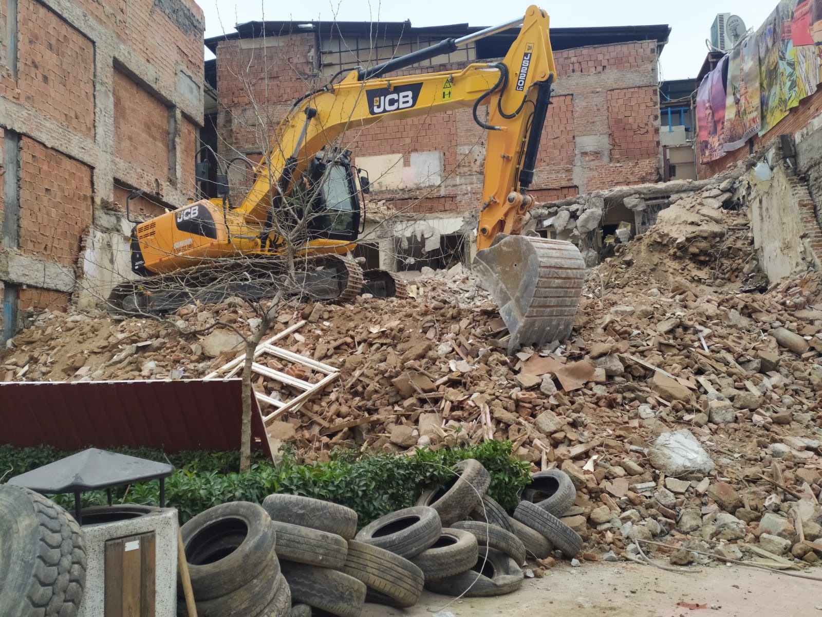 YIKILAN BİNALAR DEPREM KORKUSU YARATTI