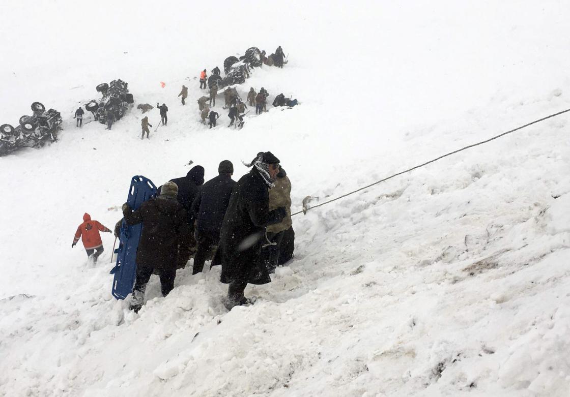 Van'da çığ altındakileri arayan ekiplerin üzerine çığ düştü