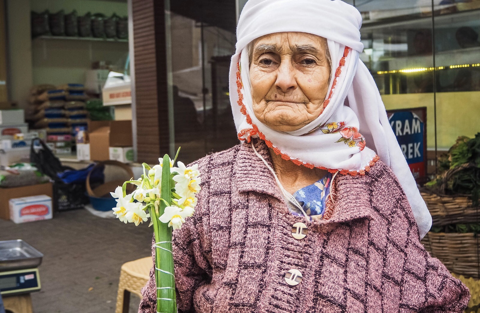 HATİCE TEYZE 15 YAŞINDAN BERİ HEM ÜRETİYOR HEM SATIYOR