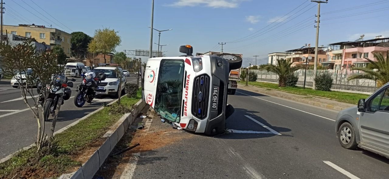 NAZİLLİ’DE OTOMOBİL VE AMBULANS ÇARPIŞTI : 3 YARALI