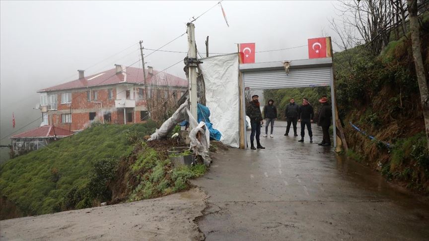 Koronavirüsten korunmak için mahalle yolunu kepenkle kapattılar