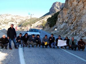 Bariyer Yapılmayan Yere ‘Canlı’ Bariyer Oldular