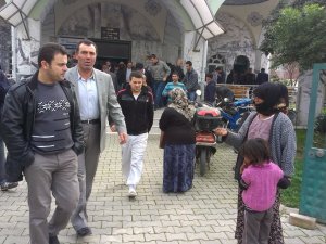 Cami Önlerinde Dilenen Suriyeli Mülteciler