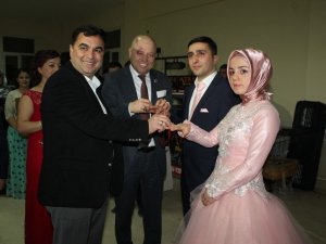 Pekgüzel, İşçilerinin Nişan Yüzüğü Taktı