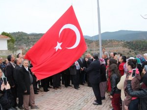 Uzunırmak'tan Bozdoğan'ın Yenice Köyüne Bayrak