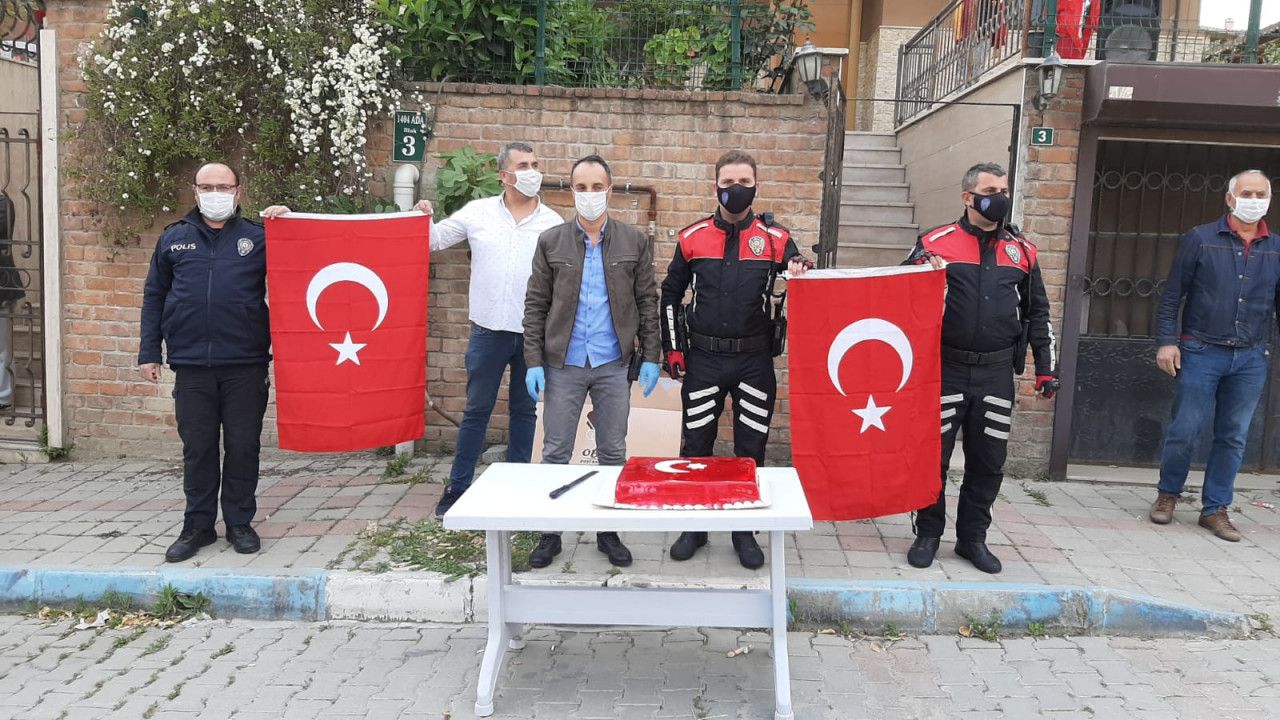 Aydın'da kavga ihbarına giden polise, pasta sürprizi