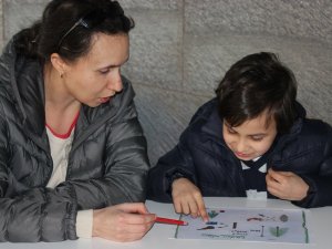 Rus Anne Oğlu'na Türkçe'yi Resimlerle Öğretti